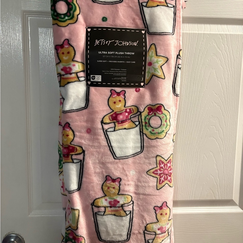 Betsey Johnson Pink Gingerbread Cookies n Milk Christmas Blanket NWT Trending